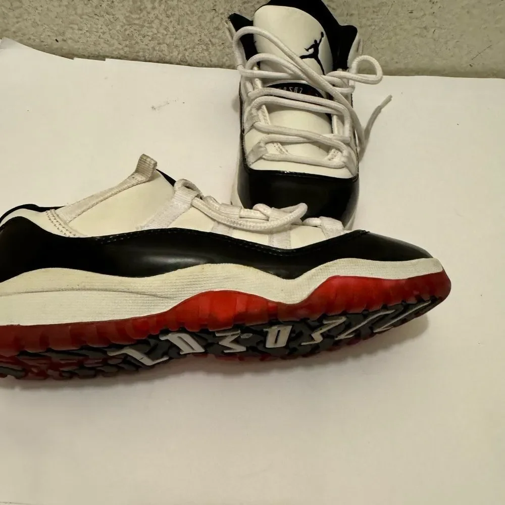 Jordan Low Top Sneakers Retro Mid Concord-Bred Size 2Y Black Red White Youth